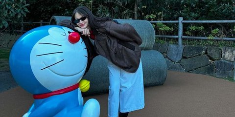 Potret Seru Enzy Storia Liburan Bareng Bestie ke Jepang, Suami Tak Ikut - Bahagia Banget Pose Bareng Patung Doraemon