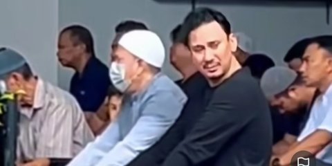 Potret Candid Vincent Rompies Sholat Jumat Ramai Jadi Sorotan, Dijepret Penggemar Happy Banget Bisa Satu Masjid