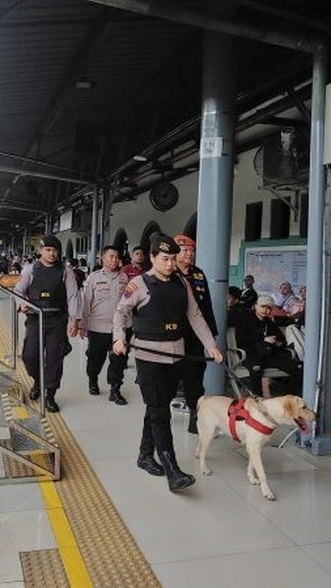 Perketat Pengamanan Libur Natal dan Tahun Baru, Polisi hingga Anjing K9 Siaga di Stasiun Pasar Senen