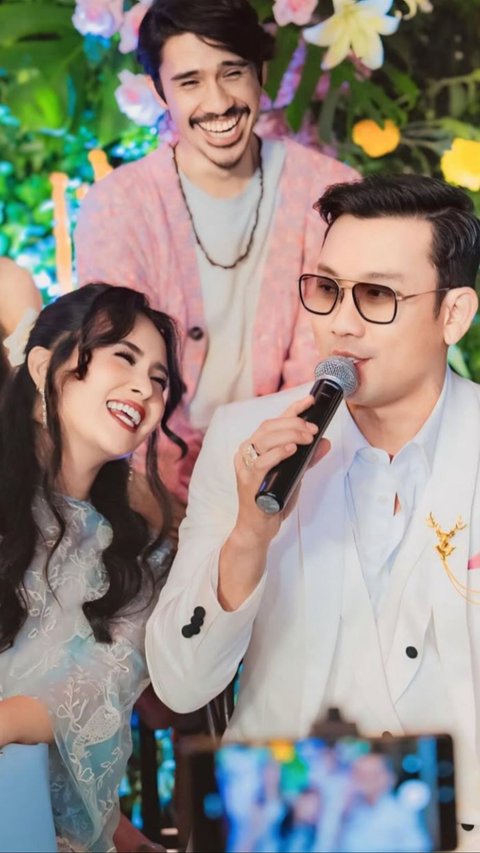 Denny Sumargo Tampil Menawan di Gala Premier '2nd MIRACLE IN CELL NO.7', Captionnya Bikin Salfok