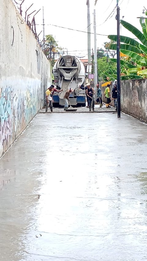 Haji Slamet Bikin Warga Selamat, Rogoh Rp50 Juta Cor Sendiri Jalan Rusak Sentil Pemkot Pekalongan