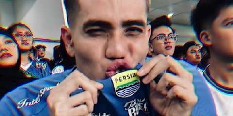 Potret Aisar Khaled Nonton Pertandingan Persib Bandung di Stadion, Aksinya Malah Jadi Bintang di Tribun