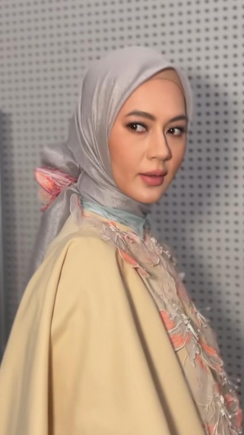 5 Pesona Paula Verhoeven di Jakarta Fashion Week 2025, Tampil Elegan Teduhkan Pandangan