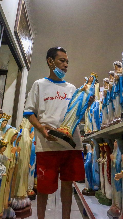 FOTO: Perajin Patung Yesus dan Bunda Maria Banjir Pesanan Jelang Natal