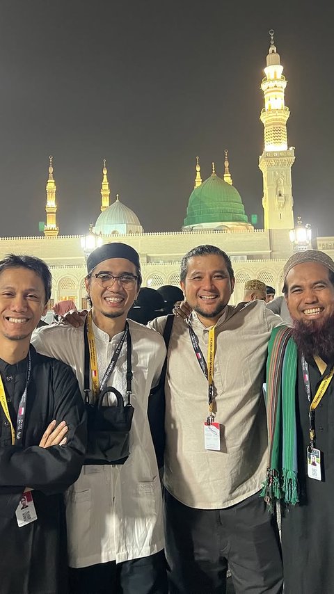 Momen Sakti Bagikan Sederet Potret Umrah Bareng Sheila on 7, Netizen: The Real Sahabat Sejatiku