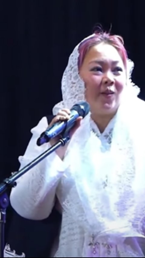 Usil Inayah Anak Gus Dur Roasting Ibu Pejabat Usai Jadi MC Haul Moncer Jabat Menteri