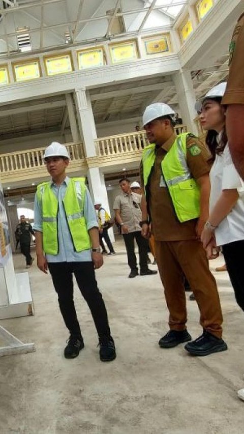 VIDEO: Penampilan Selvi Berkemeja Putih & Helm Proyek Temani Gibran Cek Pembangunan di Medan