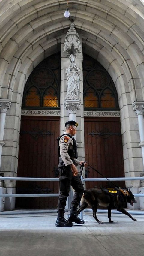 FOTO: Jelang Misa Malam Natal, Tim Gegana Bersenjata Laras Panjang Perketat Keamanan Gereja Katedral Jakarta