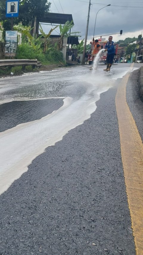 Bikin Kendaraan Rusak, Ini Cairan Kimia yang Tumpah di Jalan Padalarang-Purwakarta