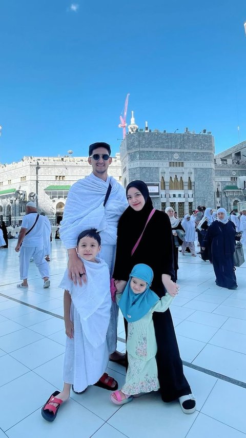 5 Potret Tasya Kamila Umrah Bareng Keluarga, Kegiatan Pengujung Tahun yang Penuh Syukur