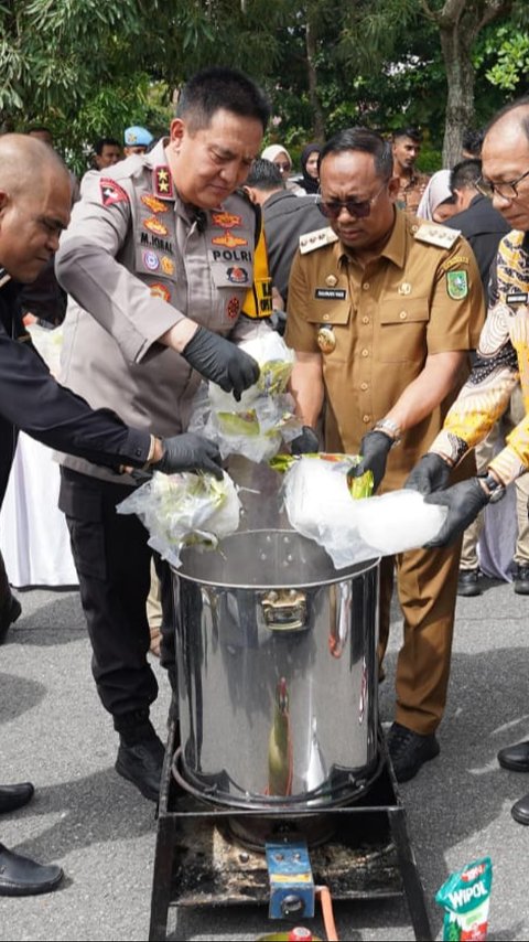 Puluhan Kilogram Narkoba di Riau Dimusnahkan, Dimasak Pakai Cairan Pembersih Lantai