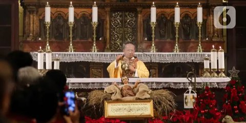 FOTO: Suasana Khidmat Misa Malam Natal di Gereja Katedral Jakarta