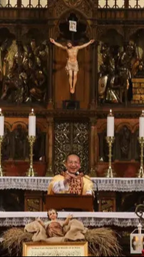 FOTO: Suasana Khidmat Misa Malam Natal di Gereja Katedral Jakarta