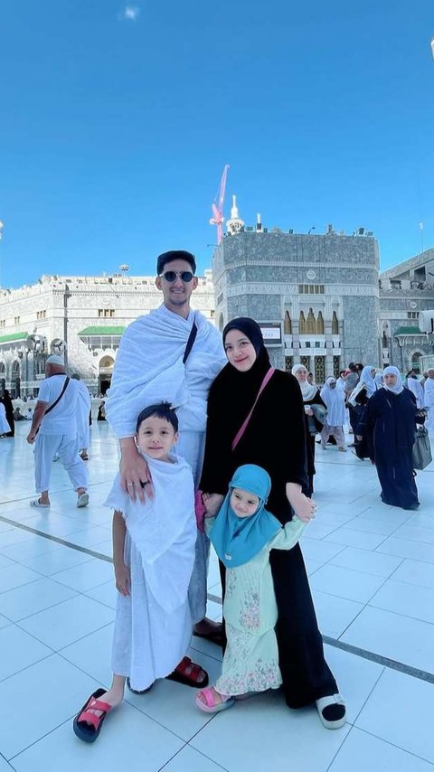 Potret Tasya Kamila Bersama Suami Boyong Dua Anaknya Jalani Ibadah Umrah, Bahagia Banget Ibadah Bersama Meski Repot