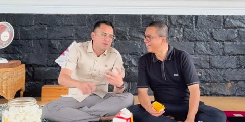 Potret Raffi Ahmad Blusukan ke Desa Bareng Menteri Kemendes, Makan Lesehan dengan Menu Sederhana - Diserbu Ibu-ibu