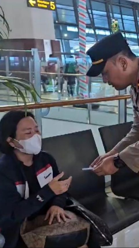 Momen Kapolres Bandara Belikan Tiket Pesawat Seorang Nenek Korban Penipuan