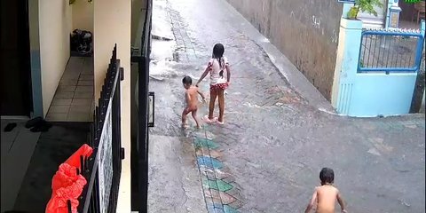 Viral Video Bayi Lagi Mandi Hujan Tercebur dan Hanyut di Selokan, Hingga Kini Masih Belum Ditemukan