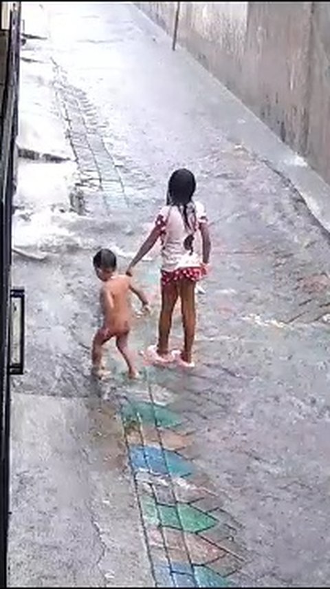 Viral Video Bayi Lagi Mandi Hujan Tercebur dan Hanyut di Selokan, Hingga Kini Masih Belum Ditemukan