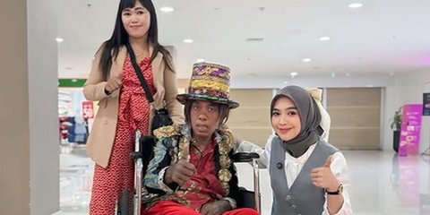 Potret Ria Ricis Ajak Pak Tarno yang Kini Duduk di Kursi Roda Belanja ke Mal, Pulangnya Beri Buket Uang Ukuran Besar