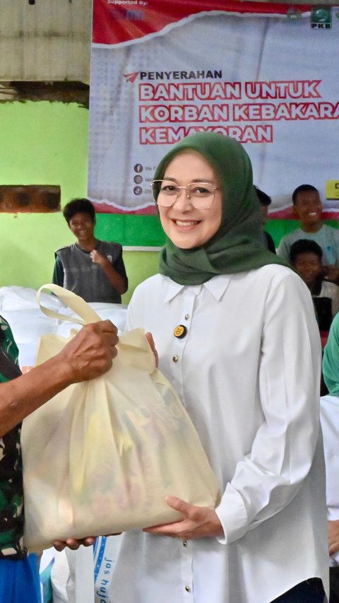 Momen Istri Cak Imin Ditemani Ida Fauziyah Sambangi Korban Kebakaran di Kemayoran