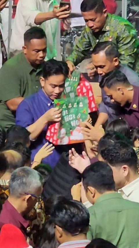 Tinjau Gereja di Solo, Gibran Bagi-Bagi Kado Natal