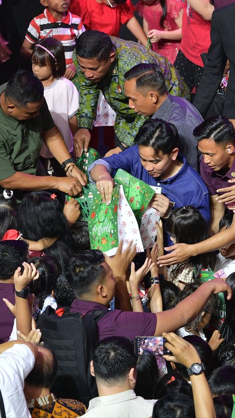 Gibran Sapa Jemaat Natal di GBI Solo, Bawa Pesan Prabowo hingga Bagi-Bagi Hadiah