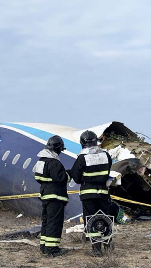 FOTO: Kondisi Pesawat Azerbaijan Airlines Hancur Lebur usai Jatuh di Kazakhstan