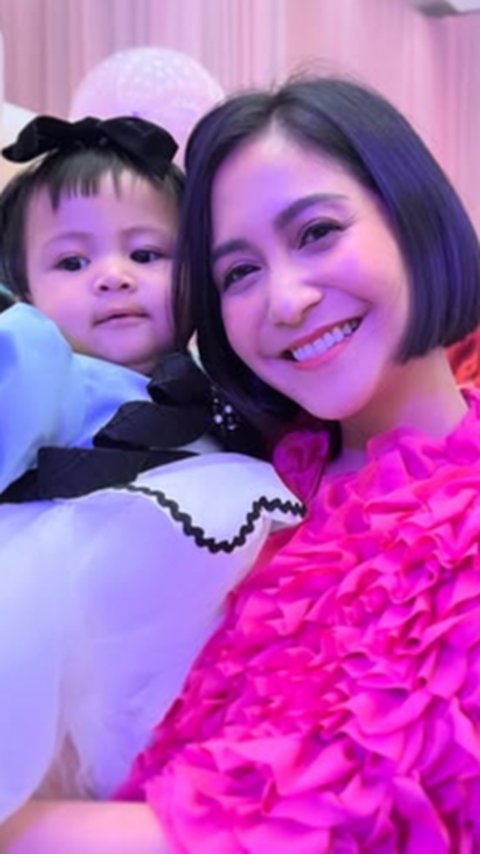 Potret Caca Tengker Gendong Baby Lily, Sebut Si Kecil Paling Bikin Hati Meleleh yang Membawa Kebahagiaan