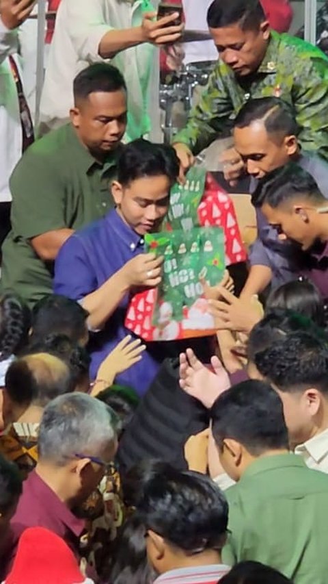 VIDEO: Ekspresi Gibran Didoakan Pendeta Bersama Umat Kristiani di Gereja Surakarta