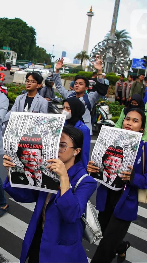 FOTO: Aksi Massa Mahasiswa Demo di Patung Kuda Tolak Keras Kenaikan PPN 12 Persen