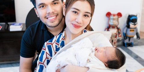 Didoakan Segera Dapat Momongan, Potret Aaliyah Massaid dan Thariq Halilintar Jenguk Anak Shandy Purnamasari yang Baru Lahir