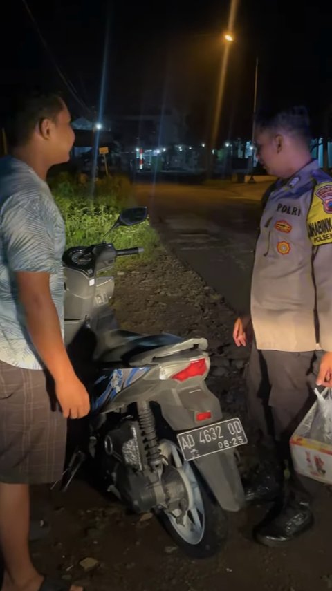 Nongkrong Tengah Malam, Gerombolan Pemuda Panik dan Kabur pas Lihat Mobil Polisi, Endingnya Bikin Lega