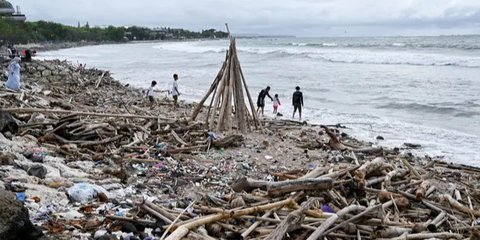 FOTO: Potret Kumuh Pantai Kuta Dipenuhi Tumpukan Sampah