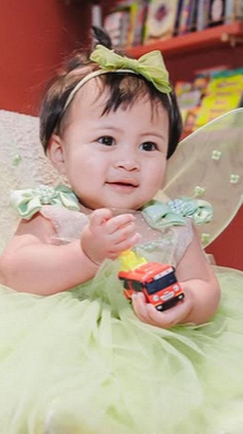 Cantiknya Baby Lily Bak Princess Pakai Dress Hijau dengan Bando Pita di Kepala, Disebut Makin Mirip Raffi Ahmad