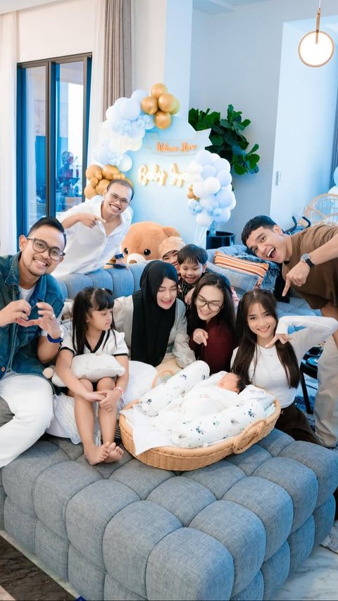 Penuh Kehangatan, 7 Potret Fuji dan Fadly Faisal Jenguk  Anak Shandy Purnamasari dan Gilang Widya