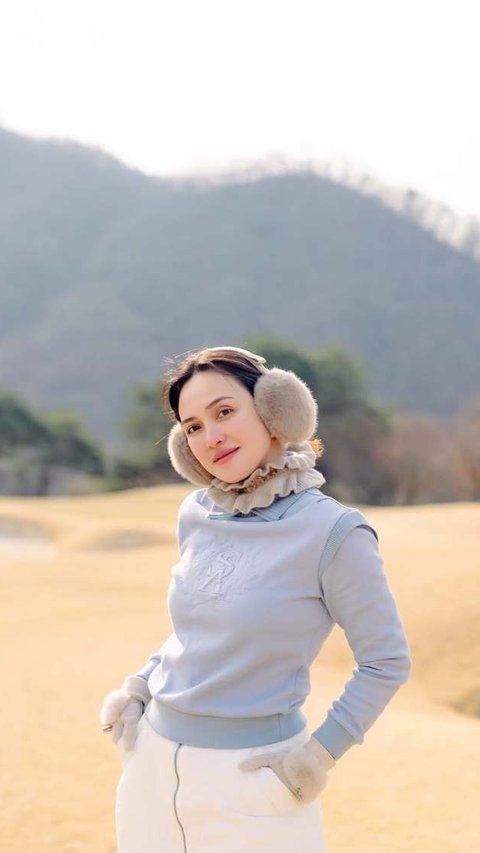 Potret Shandy Aulia Asyik Main Golf di Korea Selatan, Pakai Baju Musim Dingin tetap Cantik Menawan