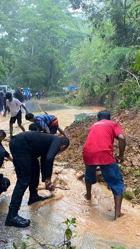 Jalan Trans Sumba Sempat Lumpuh Akibat Longsor, Polri dan TNI Pakai Alat Sederhana untuk Evakuasi