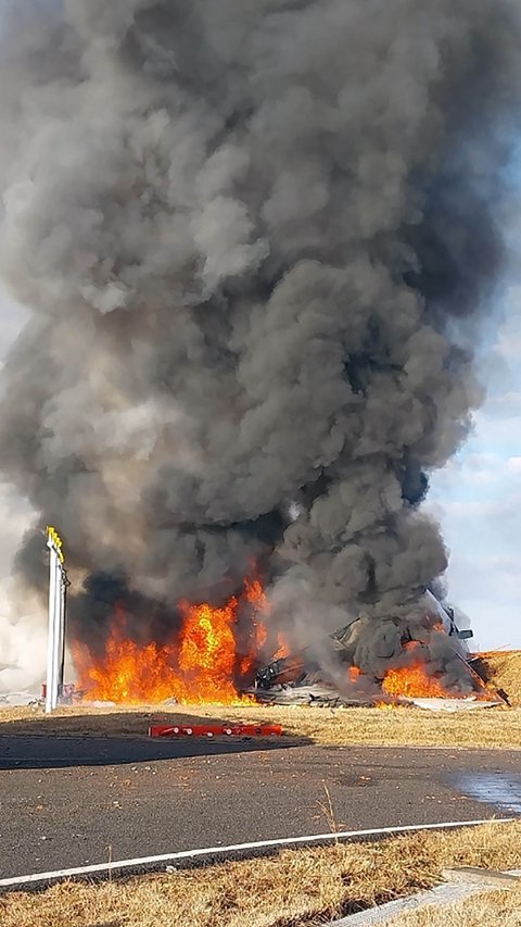 Berita Foto: Tim SAR Evakuasi Penumpang Jeju Air yang Jatuh Terbakar