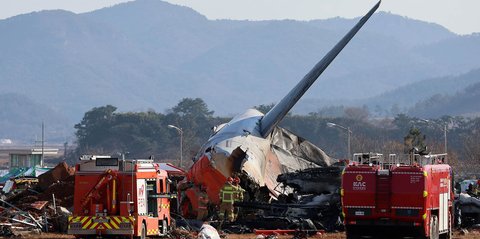 FOTO: Tim SAR Evakuasi Penumpang Jeju Air yang Jatuh Terbakar