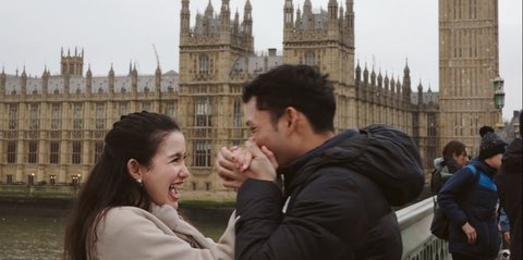 Momen Romantis Azriel Hermansyah dan Sarah Menzel Habiskan Liburan Akhir Tahun di London, Netizen Auto Ikut Baper