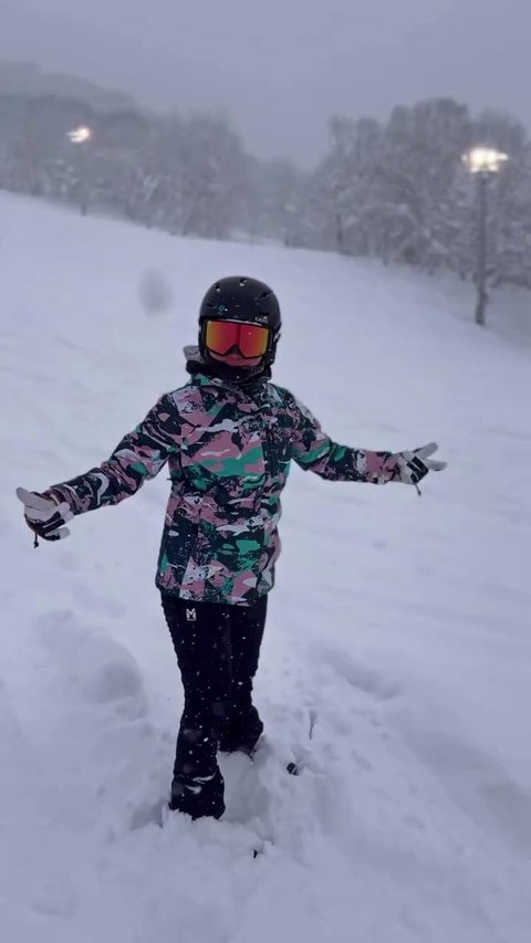 Aksi Keren Natasha Wilona Lakukan Snowboard di Tengah Hujan Salju saat Liburan ke Jepang