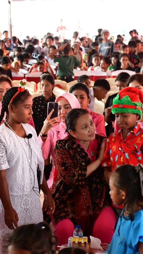 Momen Ketua Umum Bhayangkari Rayakan Natal Bareng Penyintas Erupsi Gunung Lewotobi