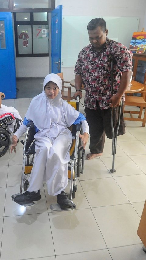 FOTO: Hari Disabilitas Internasional, Semangat Guru Difabel Mengajar di Tengah Keterbatasan