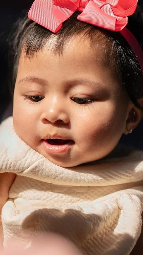 5 Potret Baby Lily, Putri Raffi Ahmad dan Nagita Slavina Tampil Stylish Menggemaskan Pakai Pita Besar di Kepala