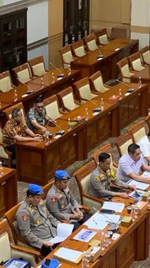 Fraksi PDIP di Komisi III: Apakah Polisi Masih Perlu Pegang Senjata?