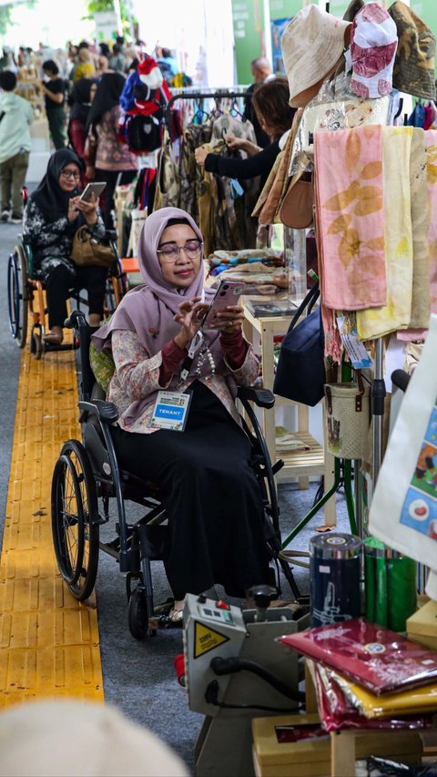 FOTO: Hari Disabilitas Internasional, Penyandang Difabel Pamerkan Kreasi dan Bakat di Taman Ismail Marzuki