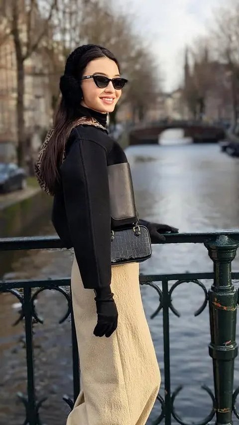 Cantik Elegan, Penampilan Modis Raline Shah saat Liburan di Amsterdam Belanda dengan Outfit Monokrom