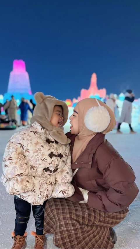 7 Potret Bahagia Ria Ricis dan Moana Liburan Akhir Tahun di Harbin China saat Cuaca Ekstrem -15 C, Outfit Musim Dinginya Curi Perhatian