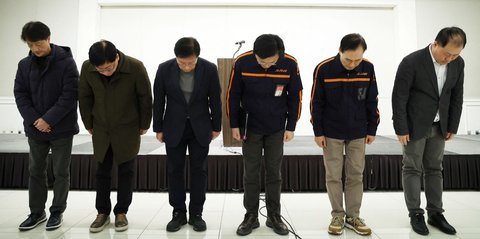 FOTO: Momen CEO Jeju Air Membungkuk Minta Maaf usai Kecelakaan Pesawat Paling Mematikan di Korsel