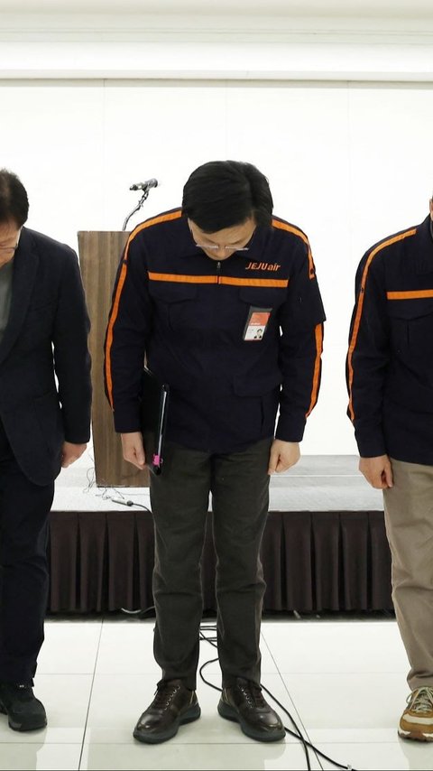 FOTO: Momen CEO Jeju Air Membungkuk Minta Maaf usai Kecelakaan Pesawat Paling Mematikan di Korsel